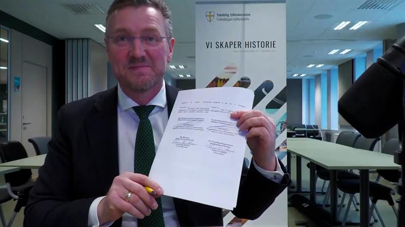 Tomas Iver Hallem med signert avtale. Bilde