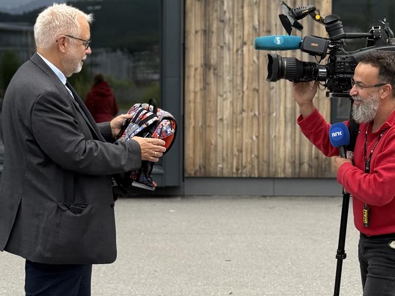 Pål Sæther Eiden viser fram skolesekk. Bilde