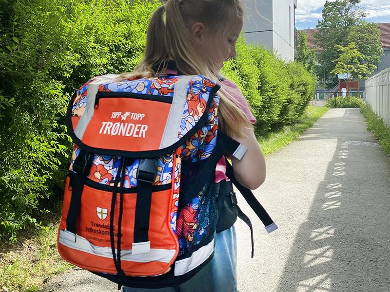 Skolesekk 2025_Foto_Marcus Schei Wiseth_Trøndelag fylkeskommune kopi.jpg Jente med skolesekk. Bilde