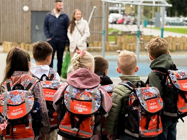 Elever med skolesekker. Bilde