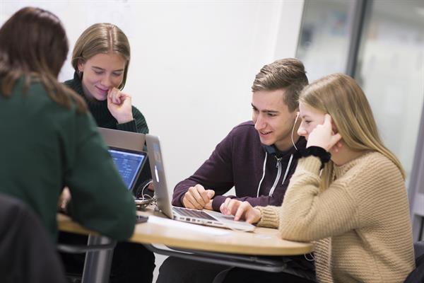 Elever rundt et bord.