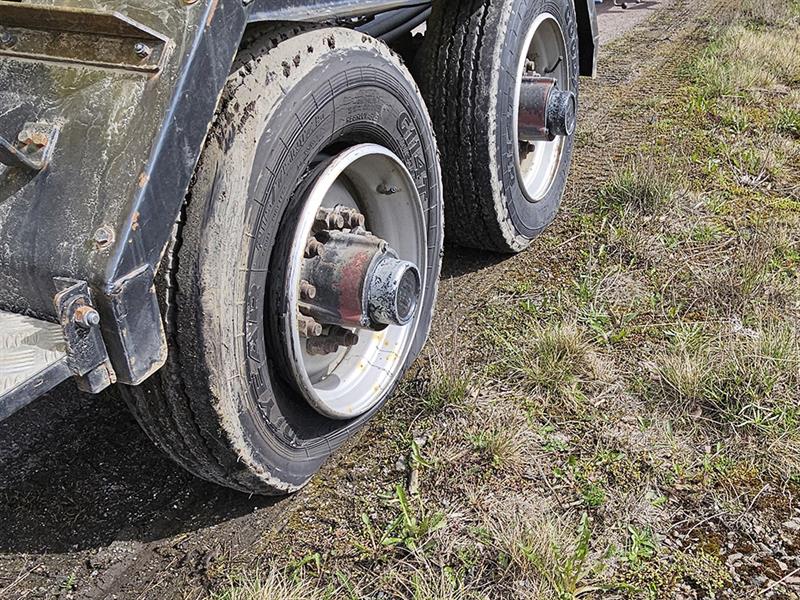 Punktering Punktert hjul. Bilde