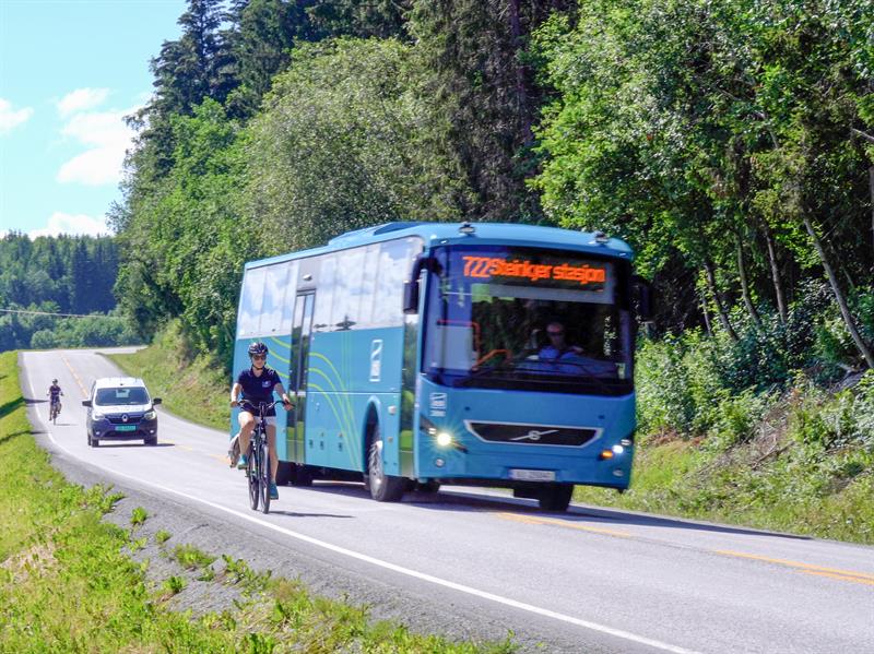 Bilde av buss som passerer syklist