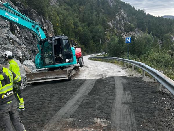 Veagarbeid på fylkesveg 6306 i Flatanger. Bilde