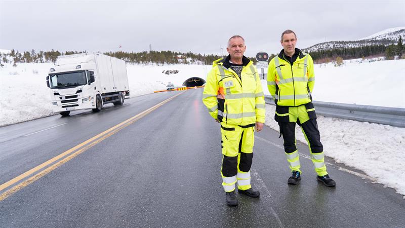 Øystein Haavik og Morten Langørgen utenfor Fossantunnelen. Bilde