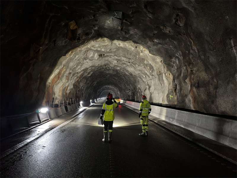 Bergsikring i Frøyatunnelen. Bilde