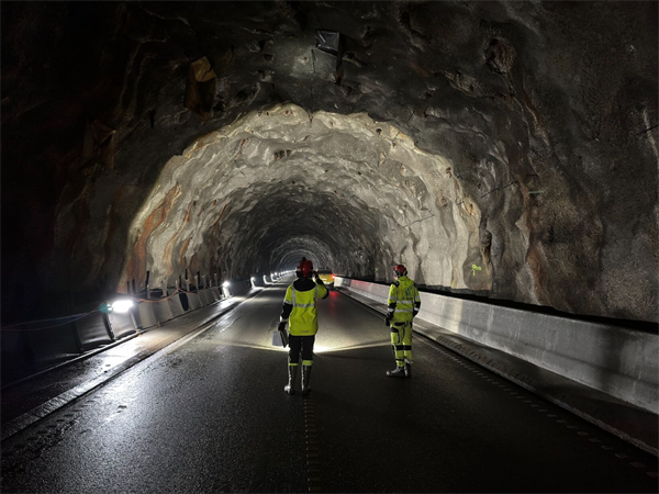 Bergsikring i Frøyatunnelen. Bilde