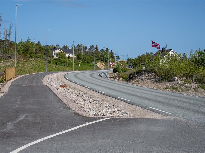 Deler av gang- og sykkelvegegen mellom Dyrvik og Hellesvik på fylkesveg 714_Foto_William Rasmussen .jpg Gang- og sykkelvegen mellom Dyrvik og Hellesvik på fylkesveg 714. Bilde