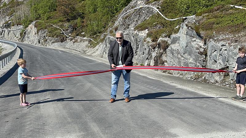 Fylkesvaraordfører Pål Sæther Eiden klipper snora. Bilde