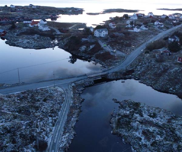 Fylkesveg 6460 ved Titran bru i Frøya kommune. Bilde