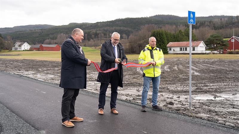 Gang- og sykkelveg langs fv72_Vallstad til Sundbyvegen__Sony_November 15, 2024-12_Snorklipping.jpg Åpning av gang- og sykkelveg. Bilde