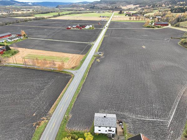 Dronefoto av omåde for gang- og sykkevegbygging. Bilde