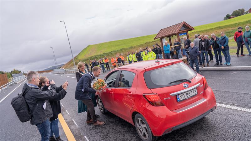 Åpning av fylkesveg 17 Bil på fylkesveg 17. Bilde.