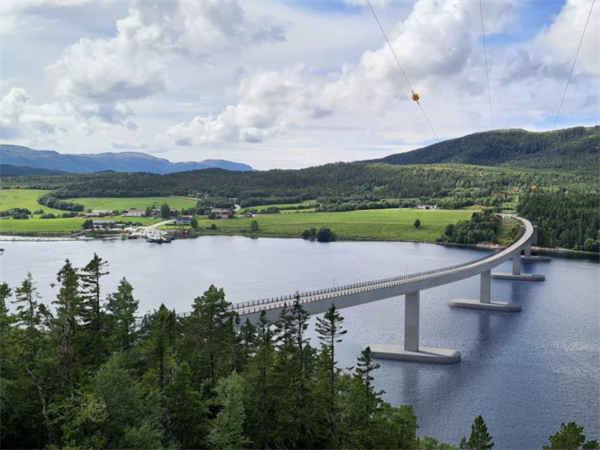 Illustrasjon som viser forslag til ny bru til Jøa. Fotomontasje