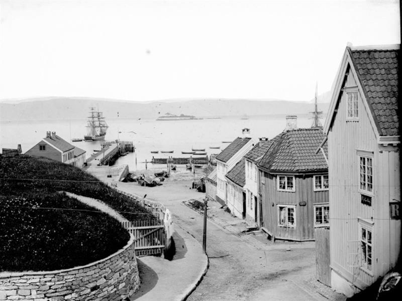 Voldgata ca 1880.jpg Trehusbebyggelsen på østsiden av Voldgata . Bilde