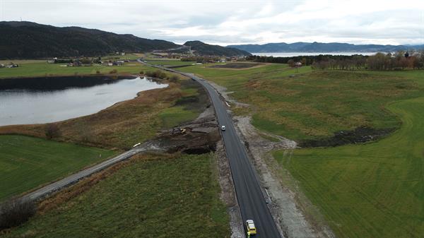 Dronebilde av vegstrekning mellom Sund-Bradden. Foto: Håvard Hustad