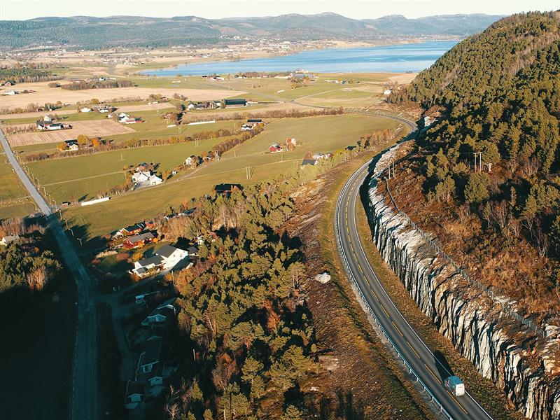 Fylkesveg 717, Sund og Bradden. Dronebilde