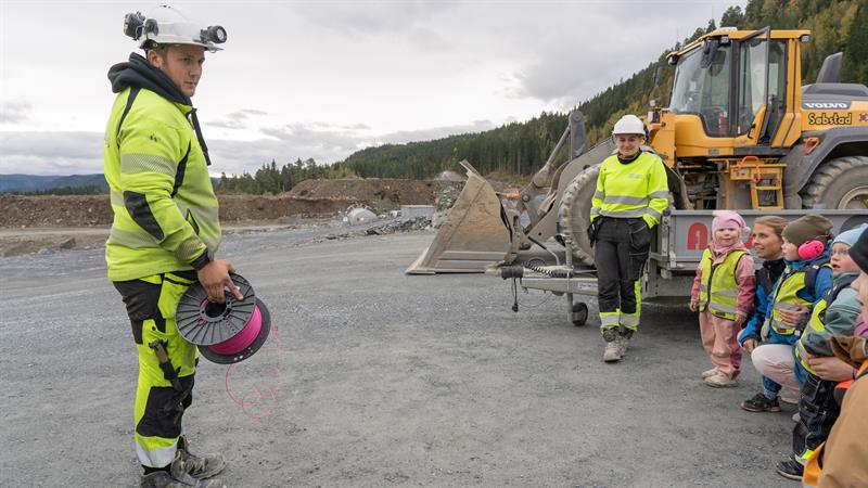 Skytebas Lars Morset og lærling Mali Aunøien i Høgmo Fjellsprenging. Bilde. (Foto: Trøndelag fylkeskommune).