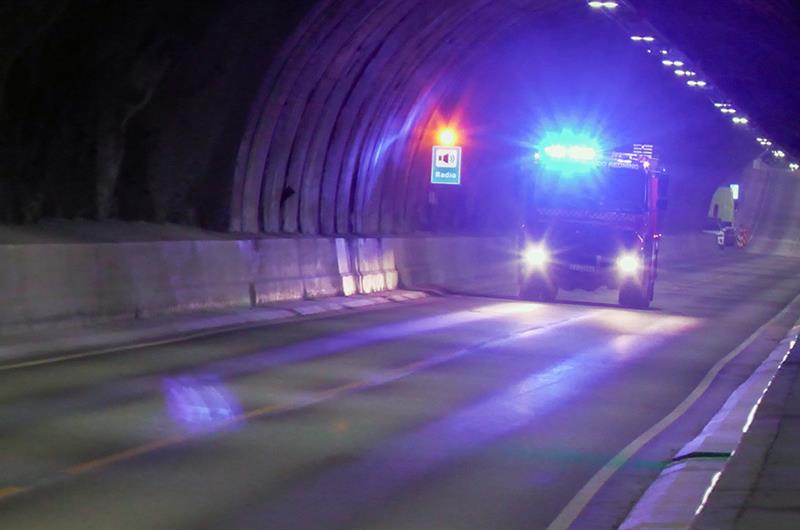 Brannbil i tunnel. Bilde
