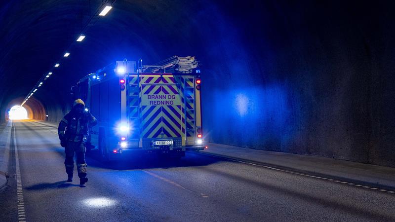 Bilde av brannmann i Vikatunnelen i Namsos.
