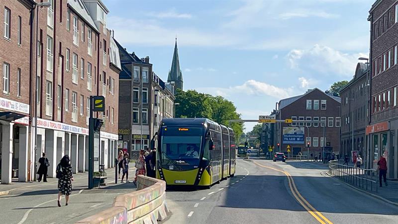 Buss og folk i Innherredsveien i Trondheim. Bilde