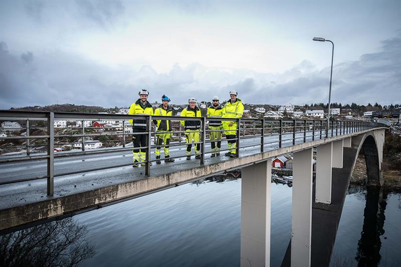 Folk på bru. Bilde