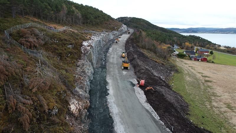 Dronebilde av vegstrekningen mellom fylkesveg 717, Sund-Bradden. Foto: Håvard Hustad.