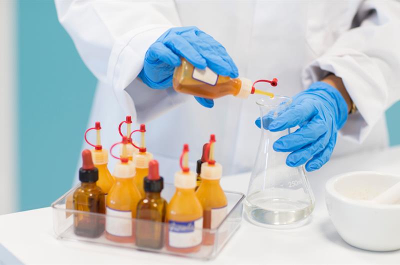 Illustrasjonsbilde som viser glass og kolber på en medisinsk lab (Foto: Ronny Danielsen)