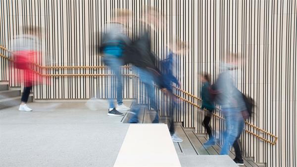 Illustrasjonsbilde som viser elever i bevegelse i en trapp (Foto: Ronny Danielsen)