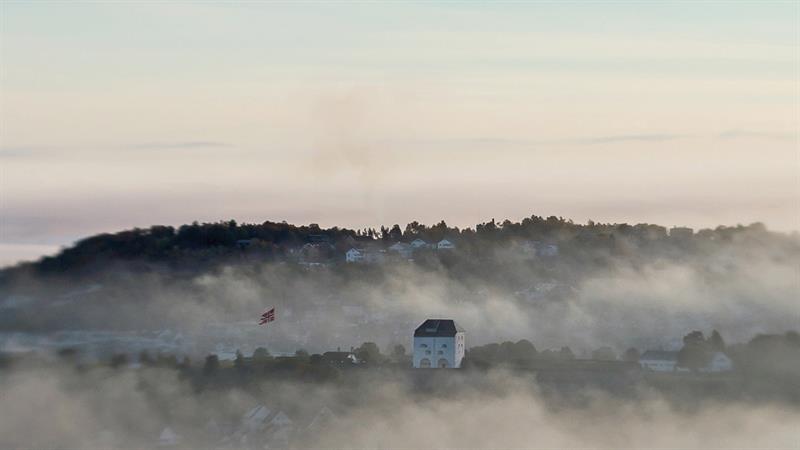 Festningen_Web.jpg Illustrasjonsbilde som viser Festningen i Trondheim som stikker opp over tåka. Skal illustrere hvordan vi alle står alene for å bidra til fellesskapet (Foto: Vidar Alvik)