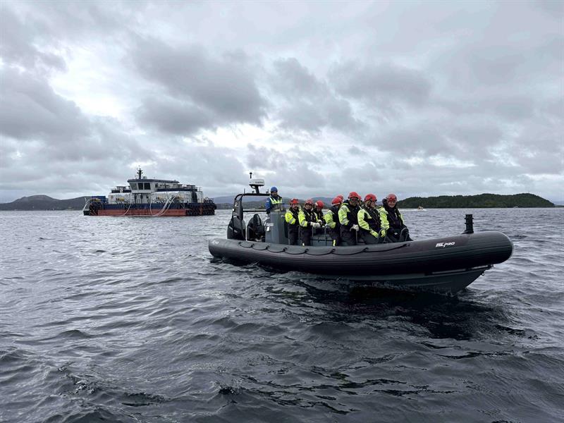 RIB-tur i friskt Trøndervær – her er ca 15 personer i båt ved Lerøy Midts oppdrettsanlegg i Badstuvika. Foto: Ida Valsø, Trøndelag fylkeskommune.