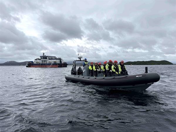 RIB-tur i friskt Trøndervær – her er ca 15 personer i båt ved Lerøy Midts oppdrettsanlegg i Badstuvika. Foto: Ida Valsø, Trøndelag fylkeskommune.