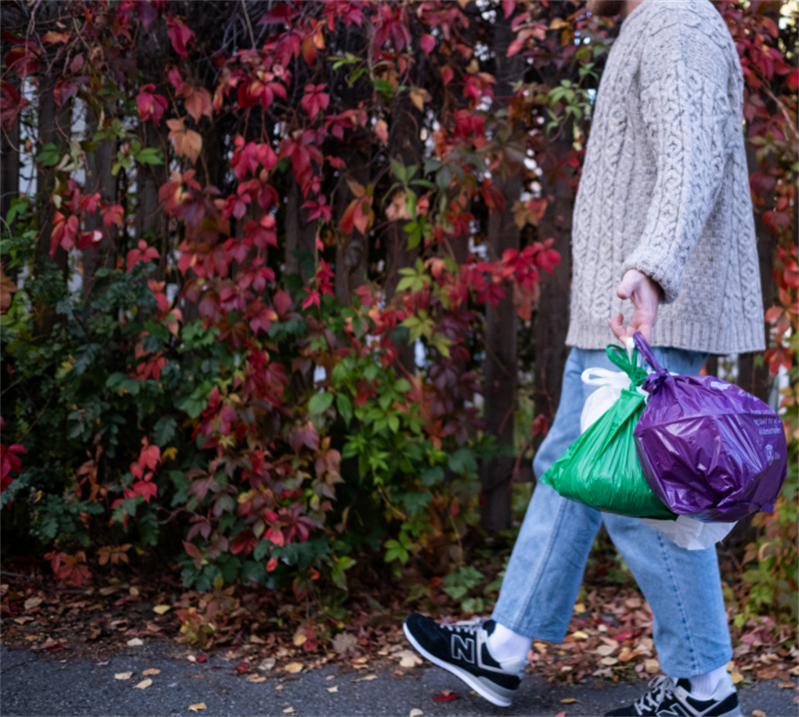 illustrasjon-nyhetssak-foto-oslo-kommune.png En person som bærer en søppelsekk. Foto: Oslo kommune, renovasjons- og gjenvinningsetaten.