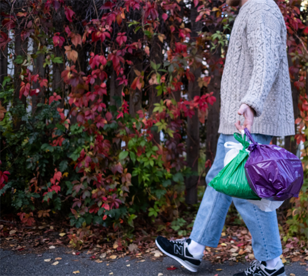 En person som bærer en søppelsekk. Foto: Oslo kommune, renovasjons- og gjenvinningsetaten.