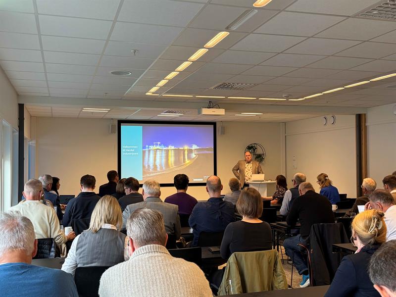 Verdals ordfører ønsker velkommen fra scenen. I rommet foran ham sitter 30 deltakere.  Foto: Ida Valsø, Trøndelag fylkeskommune.