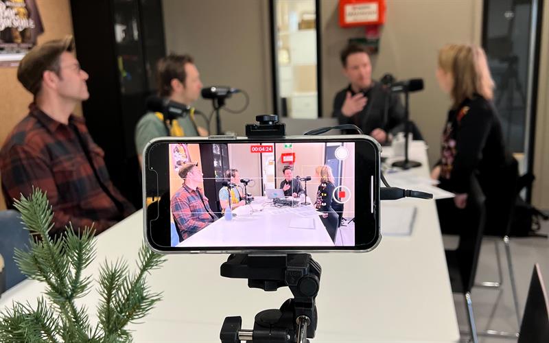 Innspilling av Bør Børson-episode Bilde av mobilkamera som spiller inn Bør Børson-episode i lokalene til Turnéteatret i Verdal