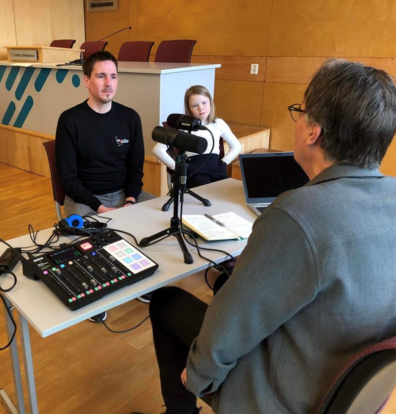 Intervju med Holtålen Programleder Ketil Hustad i samtale med ordfører Arve Hitteldal og 10 gamle 4H-er Tiril Johanne Lund Haugen