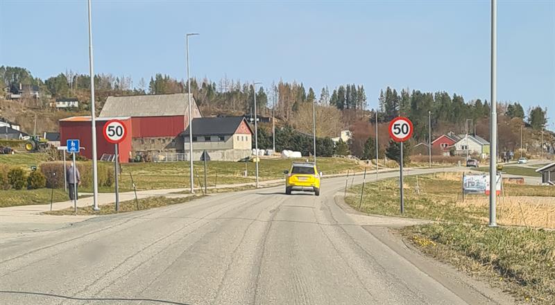 Bilde av Fylkesveg 714 gjennom Sistranda sentrum på Frøya.